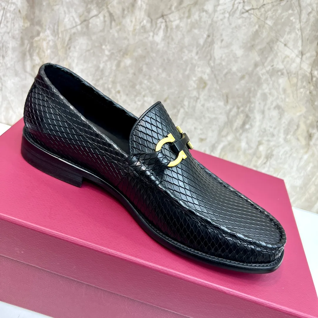 Original order quality P600 Brand: Ferragamo Standard size: Men's size 38/44 (45 can be customized) Grade: Same style as the official website High-quality men's shoes Material: Customized first-layer calfskin with water-dyed cowhide lining Cowhide tiptoe Original non-slip and wear-resistant rubber outsole Style category: Men's formal business leather shoes are young and fashionable European and American trends British style Casual matching Comfortable feet Color: Actual picture